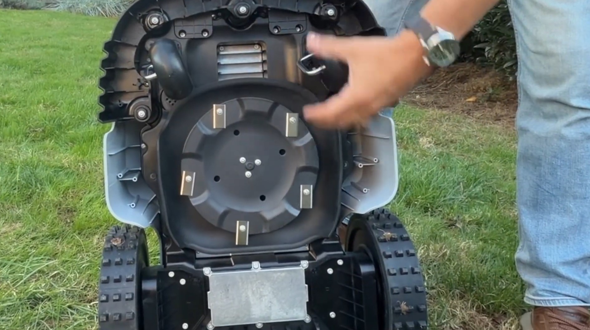 Underside of the Lopkin L2500 showing its single cutting disc with five swing blades between the drive wheels